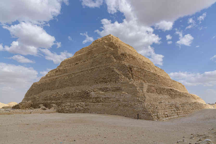Egipto 251 - necrópolis de Sakkara - pirámide escalonada del Faraón Zoser.jpg